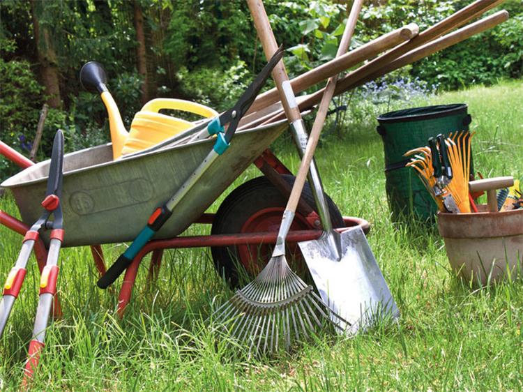 Schubkarren mit Schaufel und Gießkanne